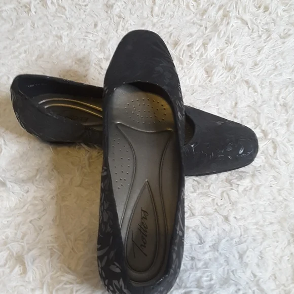 Trotters Lauren embossed textile floral black wedge pump T1110-013 size 10M - Picture 2 of 12